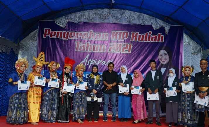 Ratih Berikan Beasiswa KIP Kuliah kepada Mahasiswa Majene