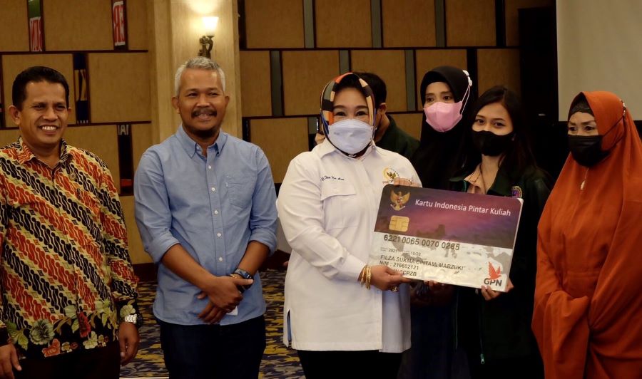 Tina Nur Alam Serahkan Beasiswa kepada Mahasiswa Kendari