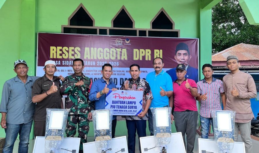 Daeng Se're Salurkan Bantuan Penerangan Jalan di Takalar