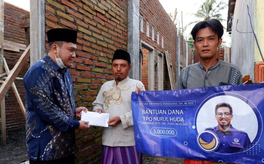 Kresna Bagikan HP Android untuk Pengajar Ponpes di Malang Raya