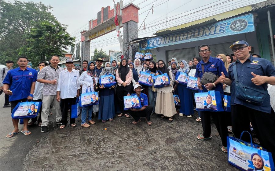 Dini Rahmania Ajak Warga Borong Dagangan di Pasar Paiton Probolinggo