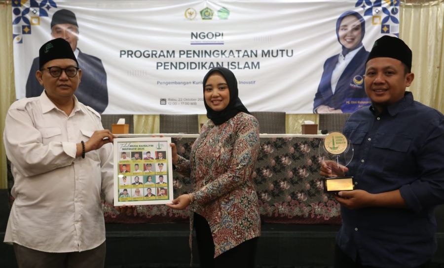 Dini Rahmania Terima Penghargaan Tokoh Muda Nahdliyin Inspiratif