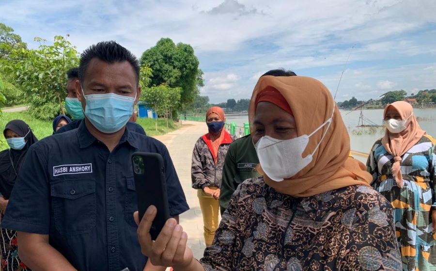 Hasbi Salurkan Bantuan untuk Penggiat Lingkungan Danau Sipin Jambi