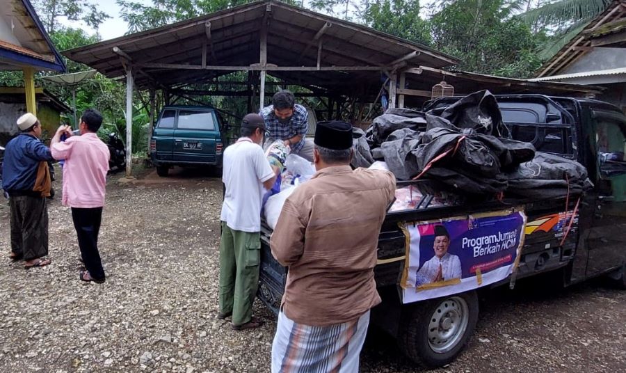 Haji Charles Bagikan Paket Sembako Lewat Jumat Berkah
