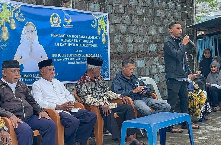 Julie Laiskodat Salurkan 1.000 Paket Sembako Ramadan di Flores Timur