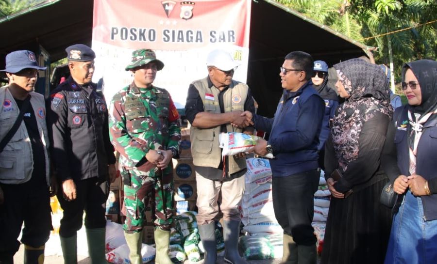 Muslim Ayub Salurkan Bantuan untuk Korban Banjir Aceh Selatan