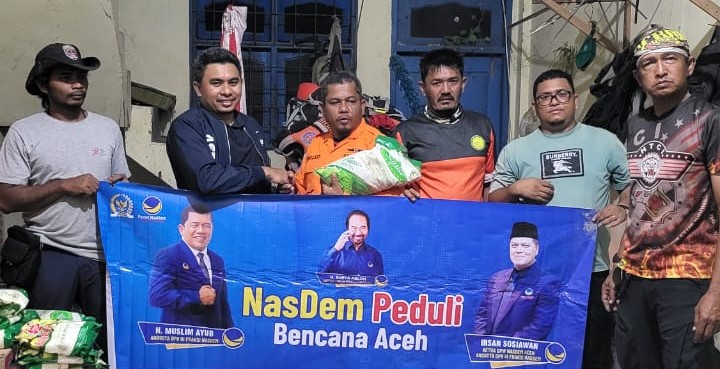 Muslim Ayub Salurkan Bantuan untuk Korban Bencana di Pidie