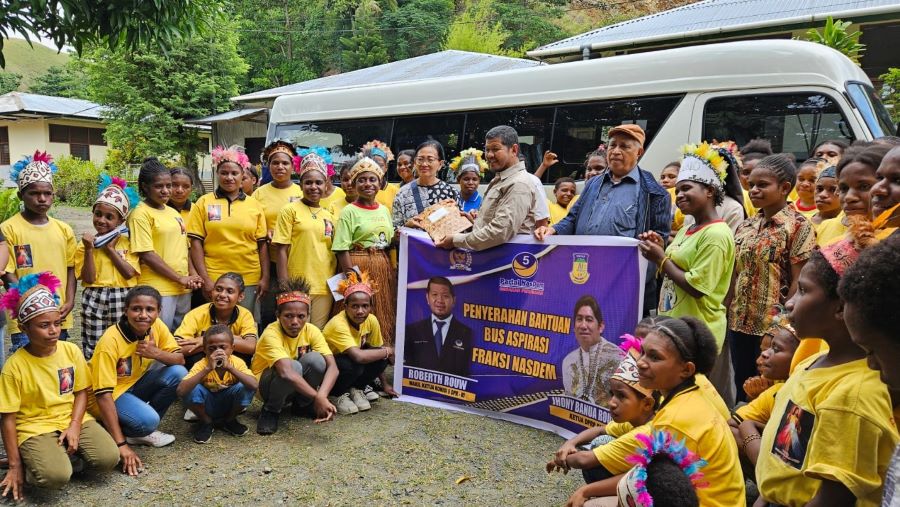 Roberth Rouw Salurkan Tiga Bus Sekolah untuk Anak Papua