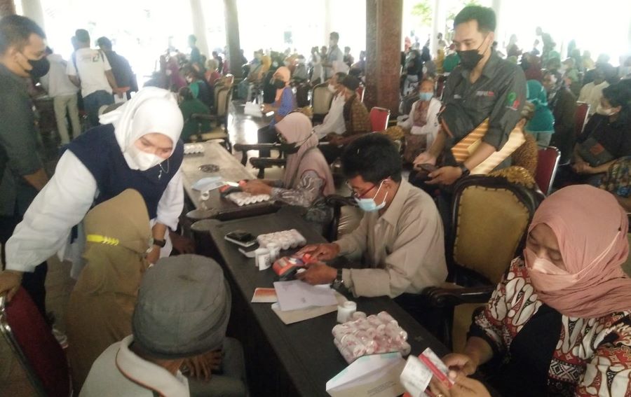 Sri Wulan Salurkan Bantuan Kemensos di Rembang
