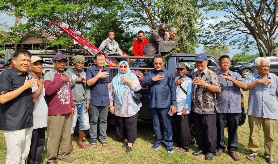 Sulaeman Bagikan Puluhan  Traktor  Tangan untuk Petani Merauke