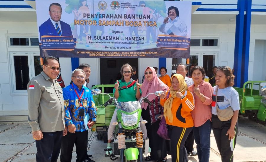 Sulaeman Serahkan Bantuan Motor Sampah di Papua Selatan