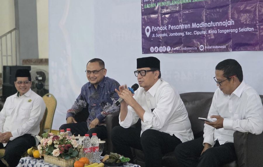 Wahidin Halim Bagikan Ribuan Sertifikat Halal kepada Pelaku UMKM